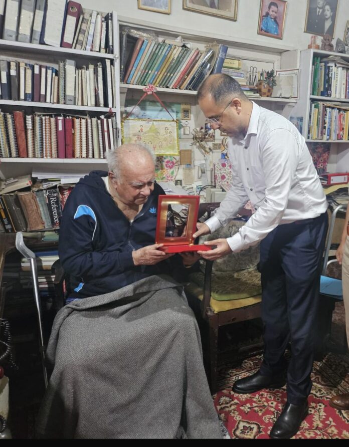 उत्तराखंड शासन में सचिव शैलेश बगौली ने ह्यू गैंटज़र को भेंट किया भारत का चौथा सर्वोच्च सम्मान पद्मश्री अलंकर