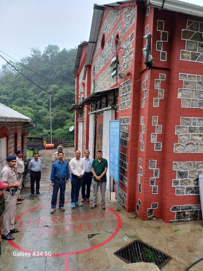 भाखड़ा ब्यास प्रबंधन बोर्ड के अध्यक्ष ने किया गलोगी जल विद्युत परियोजना का भ्रमण।