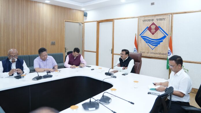 मुख्य सचिव ने बैठक में सभी अधिकारियों को उनके बेहतर विभागीय कार्यों की बेस्ट प्रैक्टिसेज (सफलता की कहानियां) तैयार करने के निर्देश दिए। उन्होंने कहा कि बेस्ट प्रैक्टिसेज में ऐसा यूनिक इनिशिएटिव हो जो किसी भी राज्य द्वारा नहीं किया गया हो अथवा जो अन्य से अलग हो। बेस्ट प्रैक्टिसेज संस्थागत अथवा व्यक्तिगत जिस स्तर का भी हो उसका प्रेजेंटेशन तैयार करें। उन्होंने सभी सचिवों से उनके विभागों में हो रहे बेहतरीन कार्यों की जानकारी लेते हुए उनका बेस्ट प्रैक्टिसेज के रूप में संकलन तैयार करने के निर्देश दिए। जिससे लोगों को बेहतर कार्य करने की प्रेरणा मिल सके। मुख्य सचिव ने कहा कि आईटी, कृषि, उद्यान, बाल विकास, पंचायती राज, ग्राम्य विकास, सहकारिता, पशुपालन, वन विभाग, शिक्षा, तकनीकी शिक्षा, उच्च शिक्षा, स्वास्थ्य, हायर एजुकेशन, आयुष इत्यादि विभागों में बेस्ट प्रैक्टिसेज की अधिक संभावना है। मुख्य सचिव ने सभी सचिवों को निर्देशित किया कि विभिन्न विकास कार्यों, सरकारी योजनाओं और कार्यक्रमों का बेहतर तरीके से इंप्लीमेंटेशन करें ताकि जनमानस को उसका अधिक - से - अधिक लाभ प्राप्त हो सके। उन्होंने सभी विभागों को अपनी विभागीय कार्यप्रणाली को अधिक - से - अधिक ऑनलाइन माध्यम से संचालित करने पर जोर देने के निर्देश दिए। जिससे एक खुली, पारदर्शी, सहज और व्यवस्थित कार्यप्रणाली और व्यवस्था डेवलप हो सके। माता-पिता और वरिष्ठ नागरिकों का भरण - पोषण और कल्याण अधिनियम 2007 का गंभीरता से अनुपालन कराएं मुख्य सचिव ने संबंधित सचिवों को निर्देशित किया कि माता-पिता और वरिष्ठ नागरिकों का भरण - पोषण और कल्याण अधिनियम - 2007 का गंभीरता से अनुपालन कराएं ताकि ज्ञान और अनुभव की पूंजी हमारे वरिष्ठ नागरिक अपनी वृद्धावस्था को सम्मानपूर्वक जी सके। उन्होंने सभी जिलाधिकारियों से इस एक्ट का कड़ाई से अनुपालन करवाने के निर्देश दिए। बैठक में प्रमुख सचिव आर के सुधांशु, एल एल फैनई व प्रदीप पंत, सचिव अमित सिन्हा, नीतेश कुमार झा, रविनाथ रमन, डॉ. पंकज कुमार पांडेय, डॉ रंजीत कुमार सिन्हा, डॉ. श्रीधर बाबू आद्यंकी, चंद्रेश यादव, डॉ आर राजेश कुमार, दीपेंद्र कुमार चौधरी, विनोद कुमार सुमन, रणवीर सिंह चौहान, धीरज सिंह गब्बर्याल उपस्थित थे।