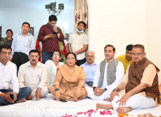 पूर्व मुख्यमंत्री मेजर जनरल (सेवानिवृत्त )भुवन चंद्र खंडूड़ी के पार्थिव शरीर पर पुष्पांजलि अर्पित कर उन्हें भावपूर्ण श्रद्धांजलि देते कैबिनेट मंत्री गणेश जोशी