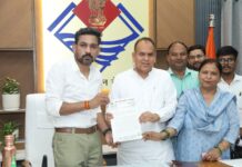 SIR प्रक्रिया में पारदर्शिता और पात्र मतदाताओं के मताधिकार की सुरक्षा की मांग को लेकर आर्येंद्र शर्मा ने चुनाव आयोग एवं अधिकारियों से की मुलाकात