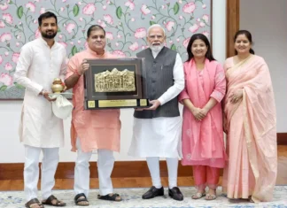पीएम मोदी से मिलकर भट्ट ने दिया पुत्र के विवाह का निमंत्रण!