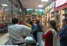 शराब की दुकानों पर ओवररेटिंग एवं अनियमितताओं की शिकायतों पर डीएम का एक्शन