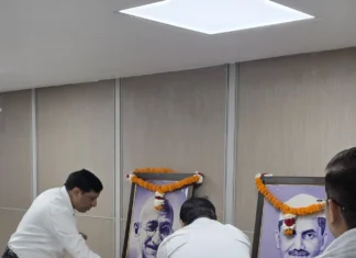 गांधी और शास्त्री के जीवन मूल्यों को आत्मसात करने का संकल्प, अधिकारियों-कर्मचारियों ने अर्पित किए श्रद्धासुमन